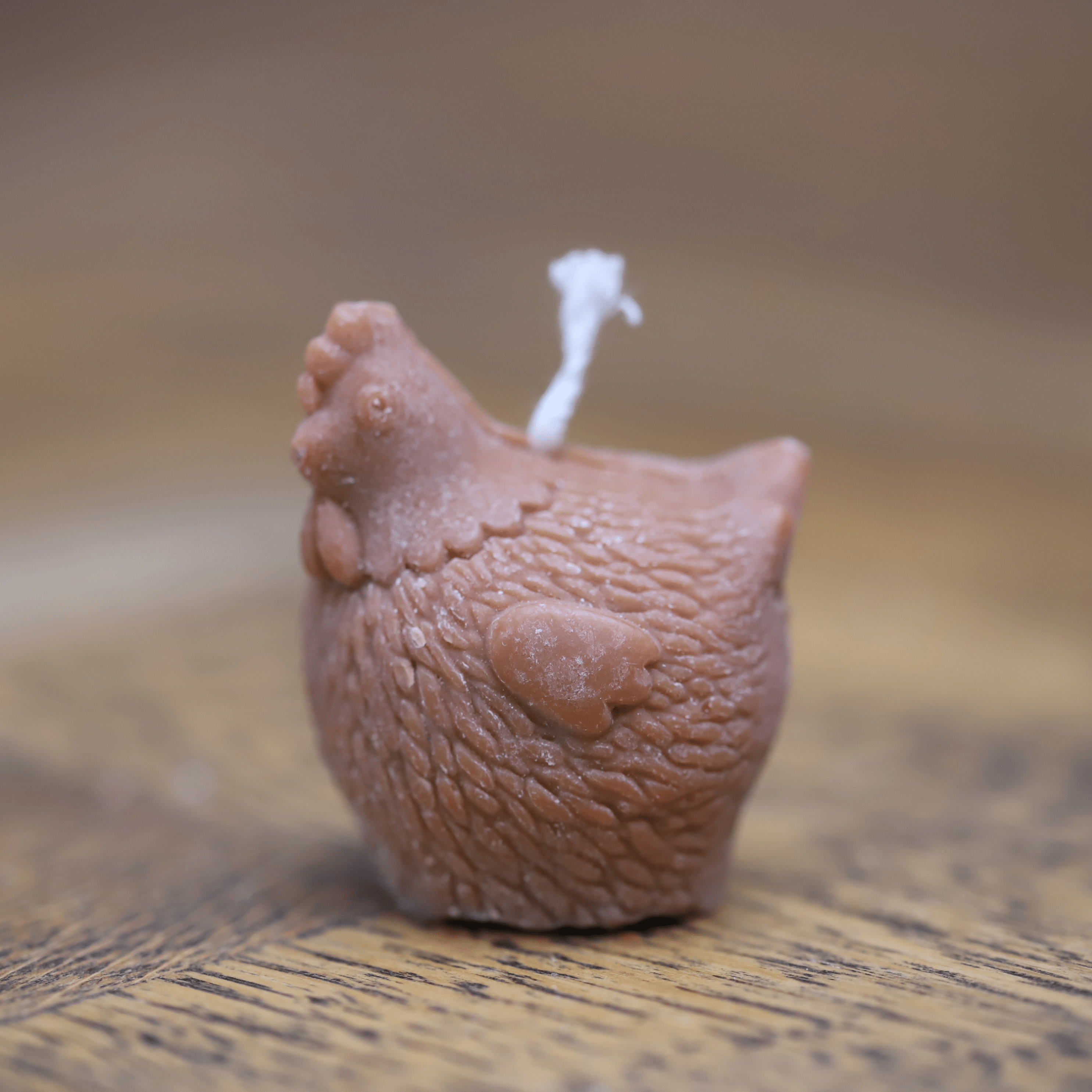 Bougie artisanale en forme de poule, conçue avec soin en Alsace, idéale pour une décoration chaleureuse et authentique. Son design soigné met en valeur les détails du plumage et du corps, apportant une touche rustique parfaite pour les amoureux du style champêtre et de l’artisanat local.