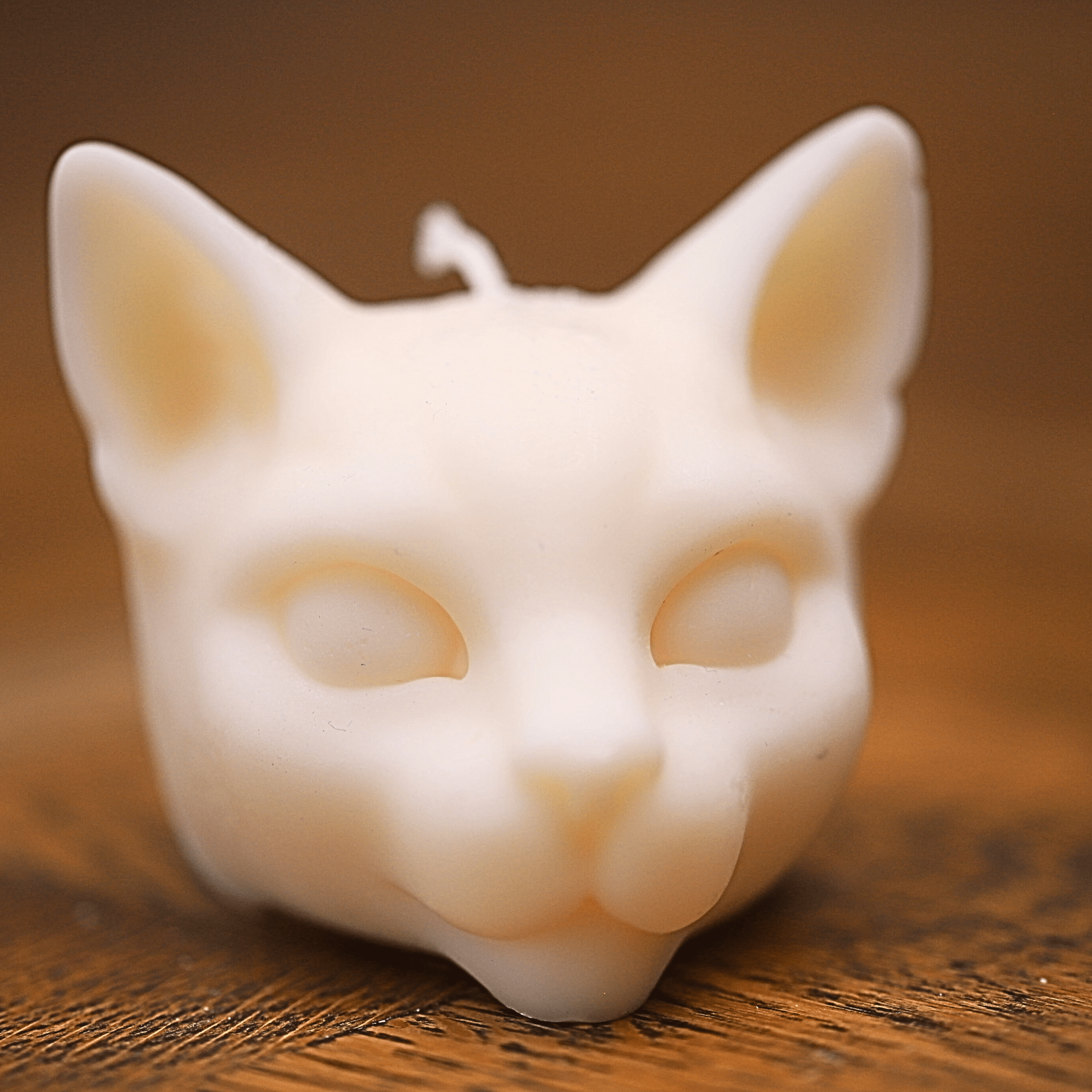Décoration féline artisanale en cire, confectionnée avec soin en Alsace. Cette élégante pièce en forme de tête de chat blanc apporte une touche douce et raffinée à votre intérieur. Parfaite pour les passionnés de chats et d’objets décoratifs uniques, elle est fabriquée à la main pour un rendu authentique et chaleureux.
