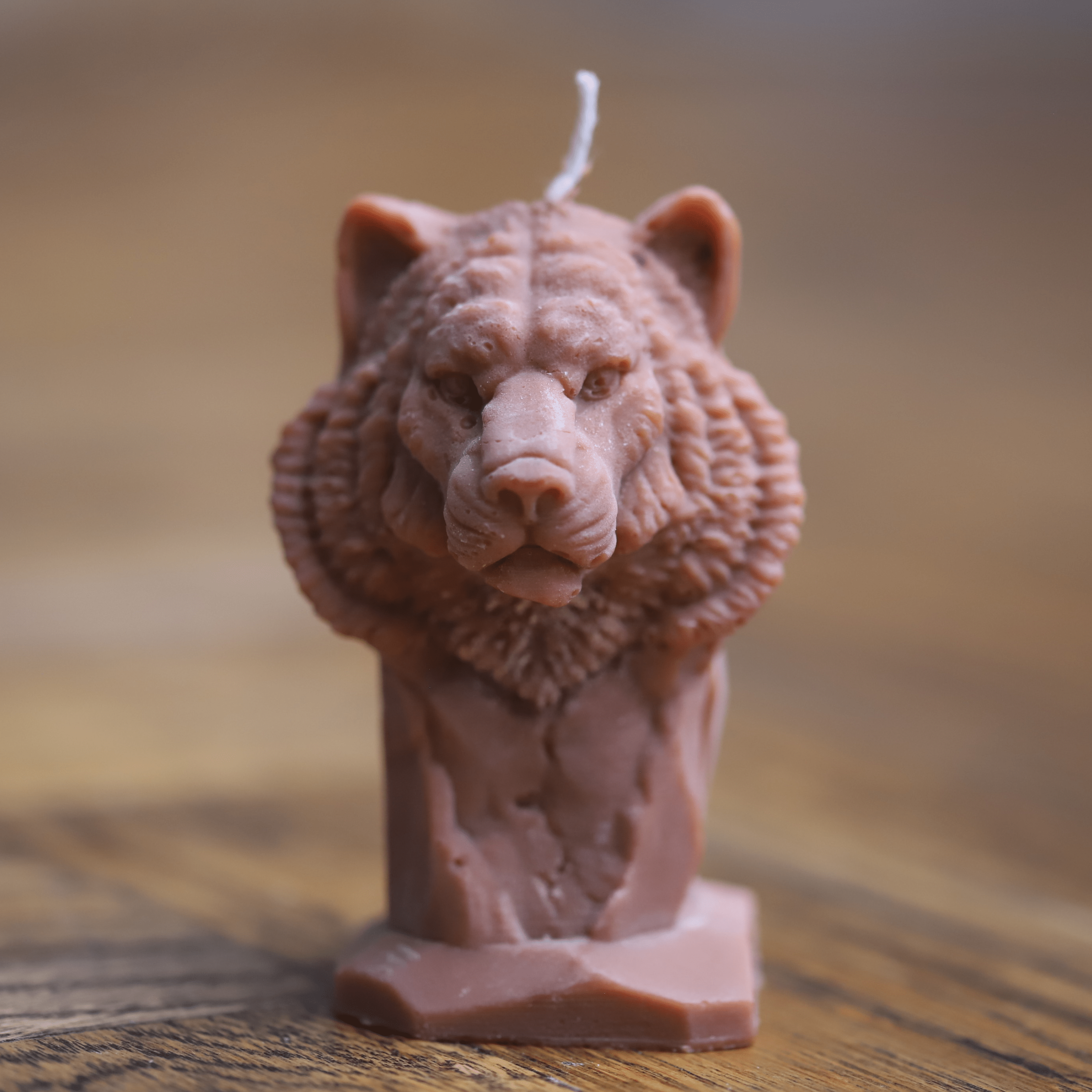 Décoration artisanale tête de tigre, fabriquée avec soin en Alsace, mettant en valeur la puissance et la noblesse de cet animal emblématique. Parfaite pour ajouter une touche sauvage et élégante à votre intérieur, cette pièce finement sculptée incarne le savoir-faire artisanal et l'amour du détail.