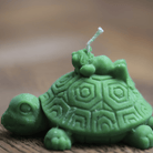 Décoration artisanale en forme de tortue, soigneusement confectionnée en Alsace, mettant en avant les symboles de longévité et de sagesse. Son design détaillé, avec des motifs géométriques et une petite tortue posée sur sa carapace, en fait un élément de décoration original et plein de charme. Idéal pour les amateurs de décoration animalière artisanale.