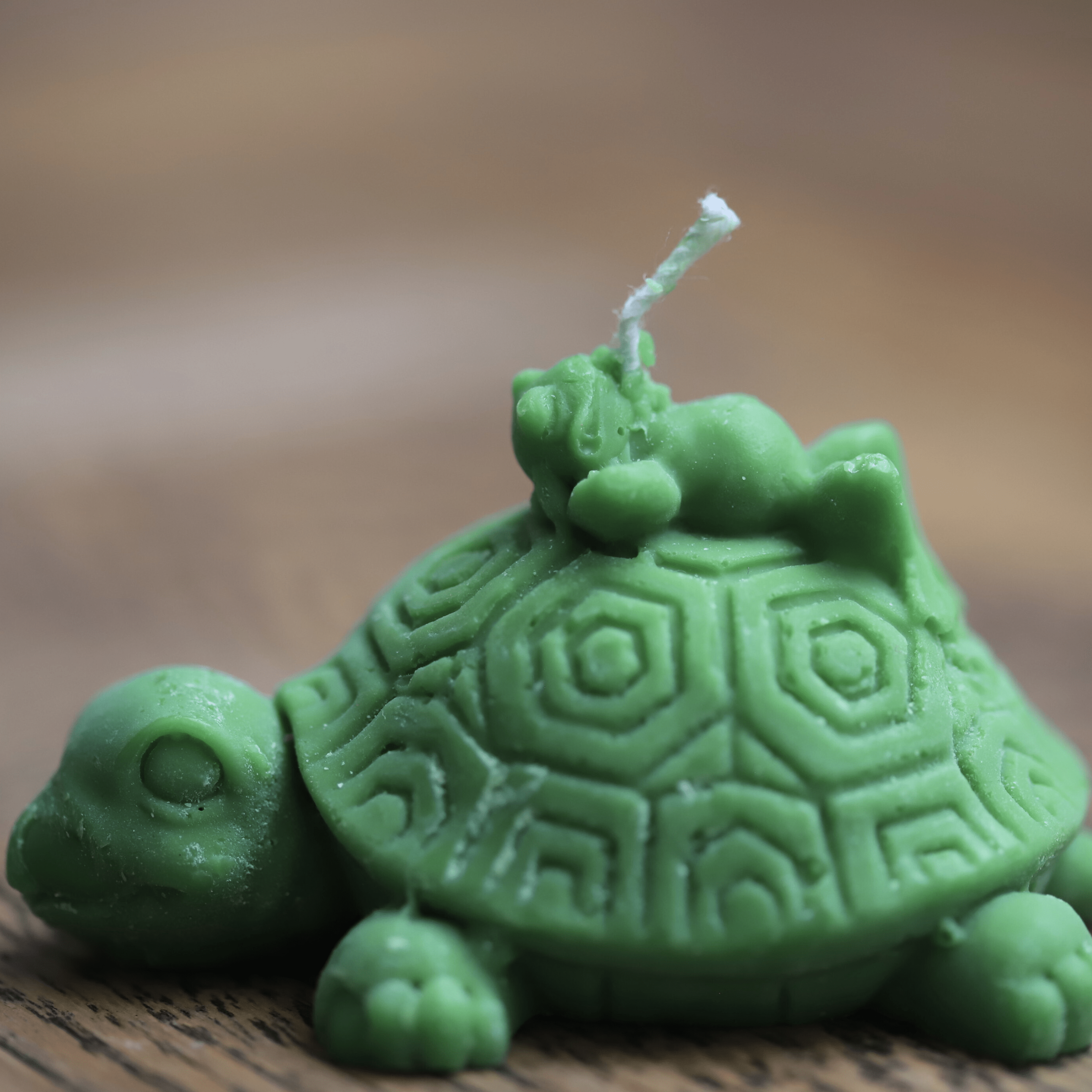 Décoration artisanale en forme de tortue, soigneusement confectionnée en Alsace, mettant en avant les symboles de longévité et de sagesse. Son design détaillé, avec des motifs géométriques et une petite tortue posée sur sa carapace, en fait un élément de décoration original et plein de charme. Idéal pour les amateurs de décoration animalière artisanale.