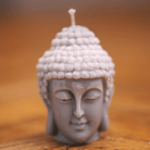 Bougie artisanale tête de Bouddha en cire grise, parfaite pour une décoration spirituelle et zen. Apporte une ambiance relaxante et méditative, fabriquée avec un savoir-faire artisanal.