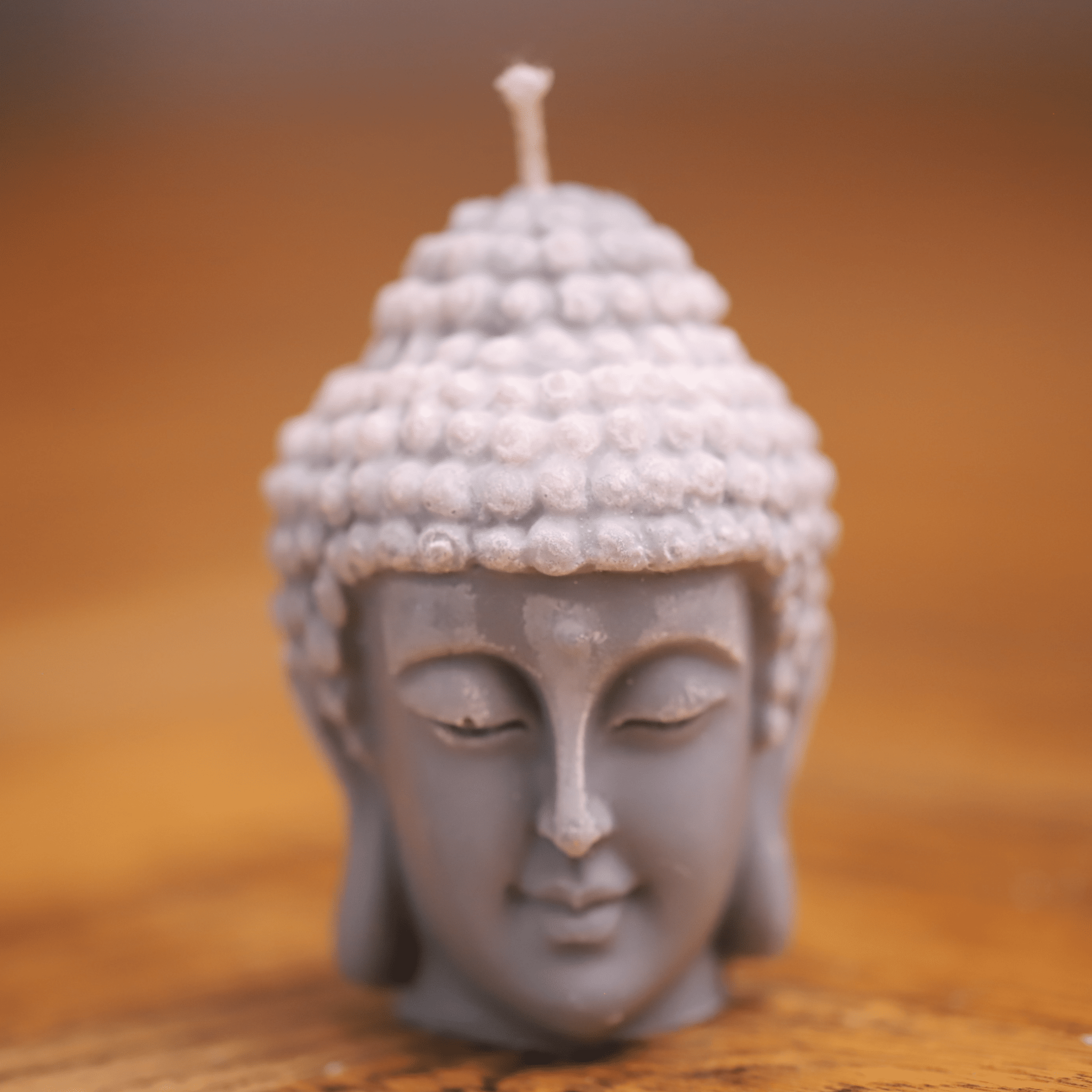 Bougie artisanale tête de Bouddha en cire grise, parfaite pour une décoration spirituelle et zen. Apporte une ambiance relaxante et méditative, fabriquée avec un savoir-faire artisanal.