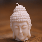 Bougie artisanale en forme de tête de Bouddha, idéale pour une décoration spirituelle et apaisante. Symbole de sérénité et de méditation, fabriquée avec soin pour une ambiance zen.