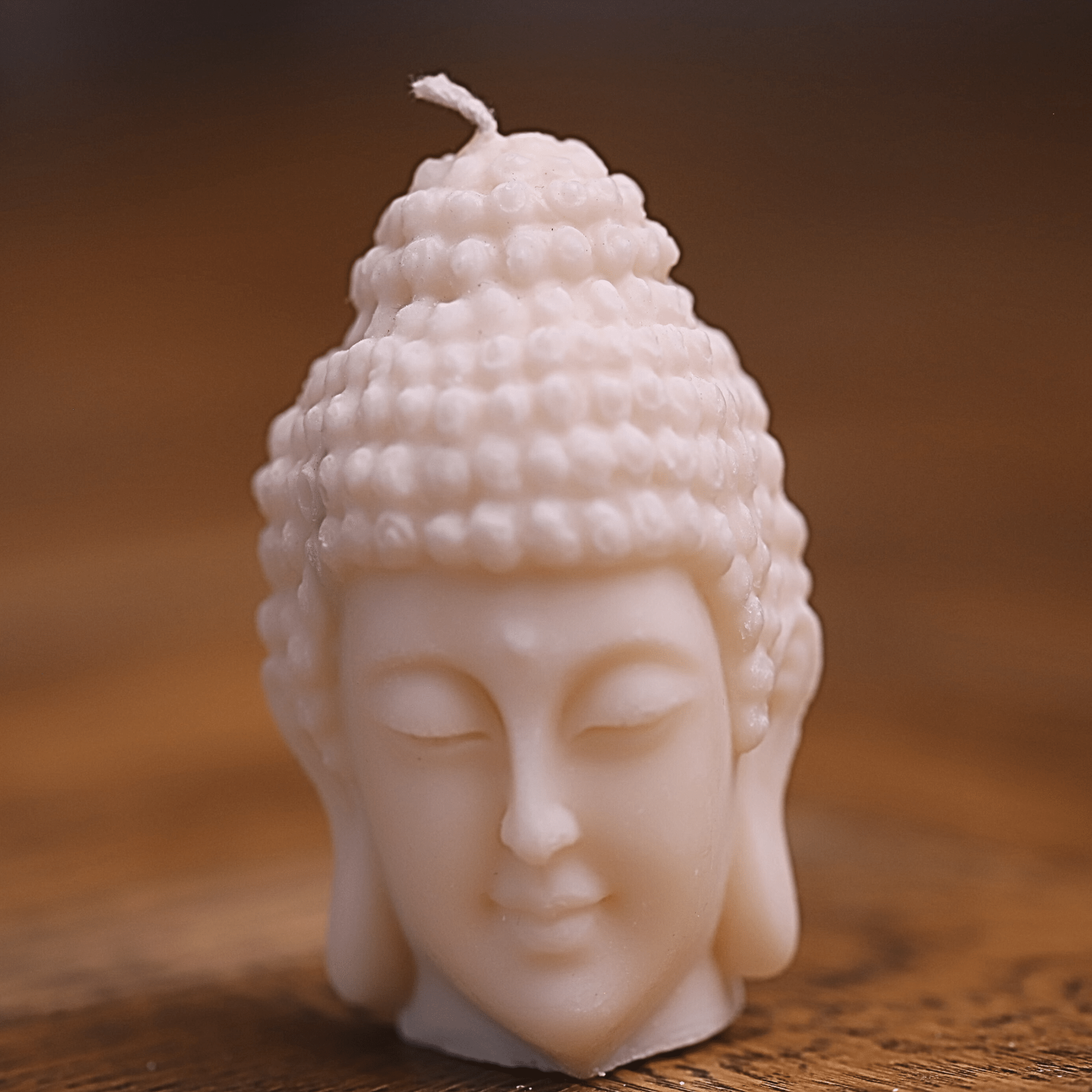 Bougie artisanale en forme de tête de Bouddha, idéale pour une décoration spirituelle et apaisante. Symbole de sérénité et de méditation, fabriquée avec soin pour une ambiance zen.
