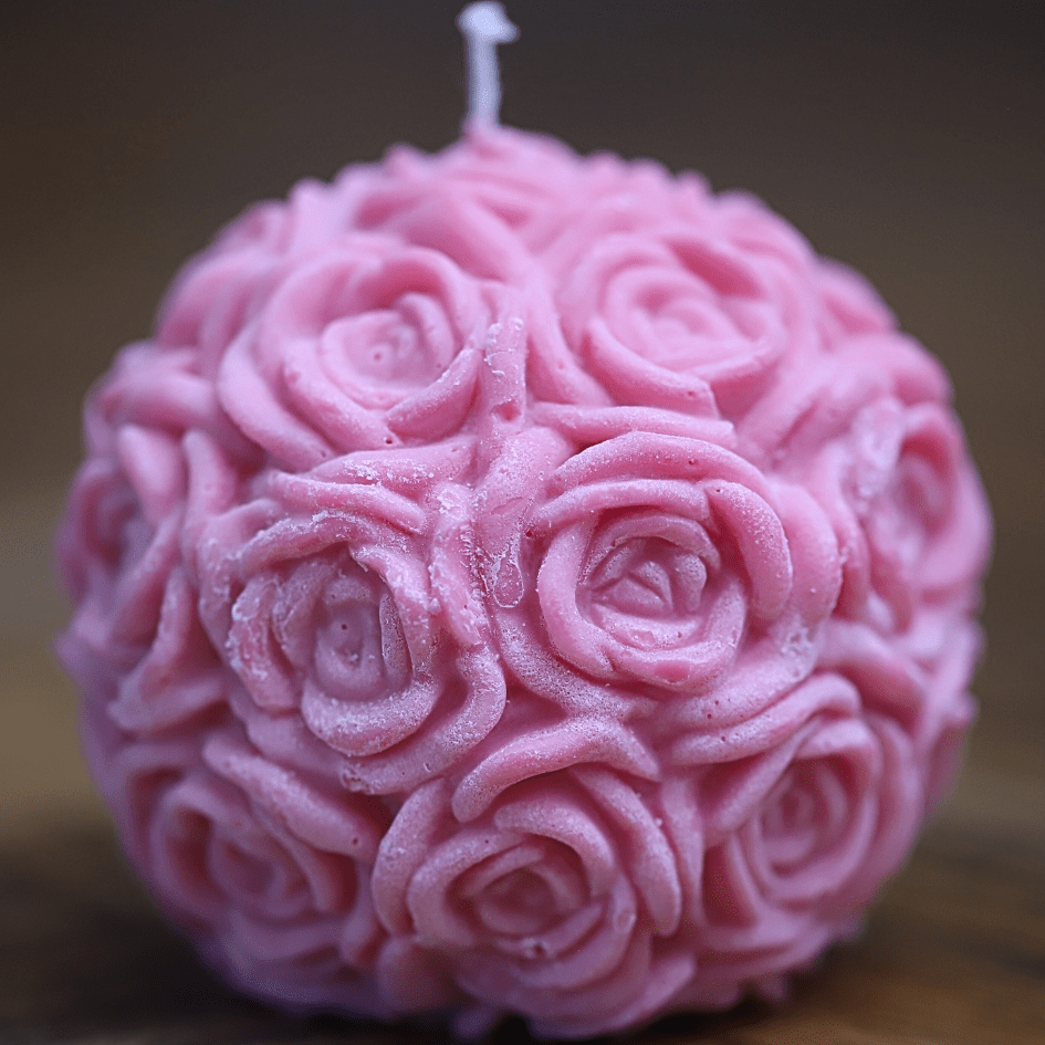 Bougie boule de roses rose – Touche romantique et raffinée pour une ambiance cosy.