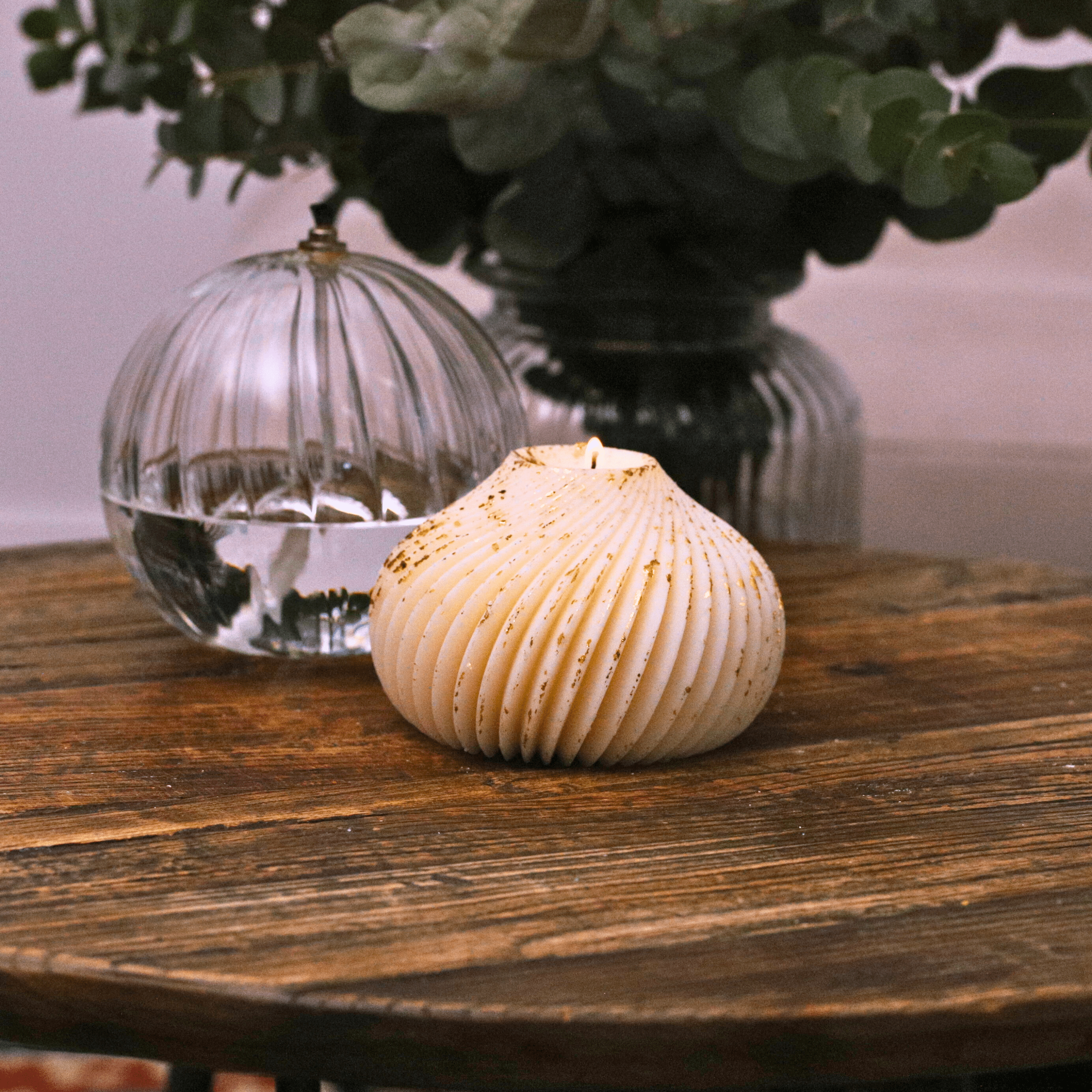 Bougie boule torsadée en cire naturelle avec éclats dorés, idéale pour une décoration chic et raffinée