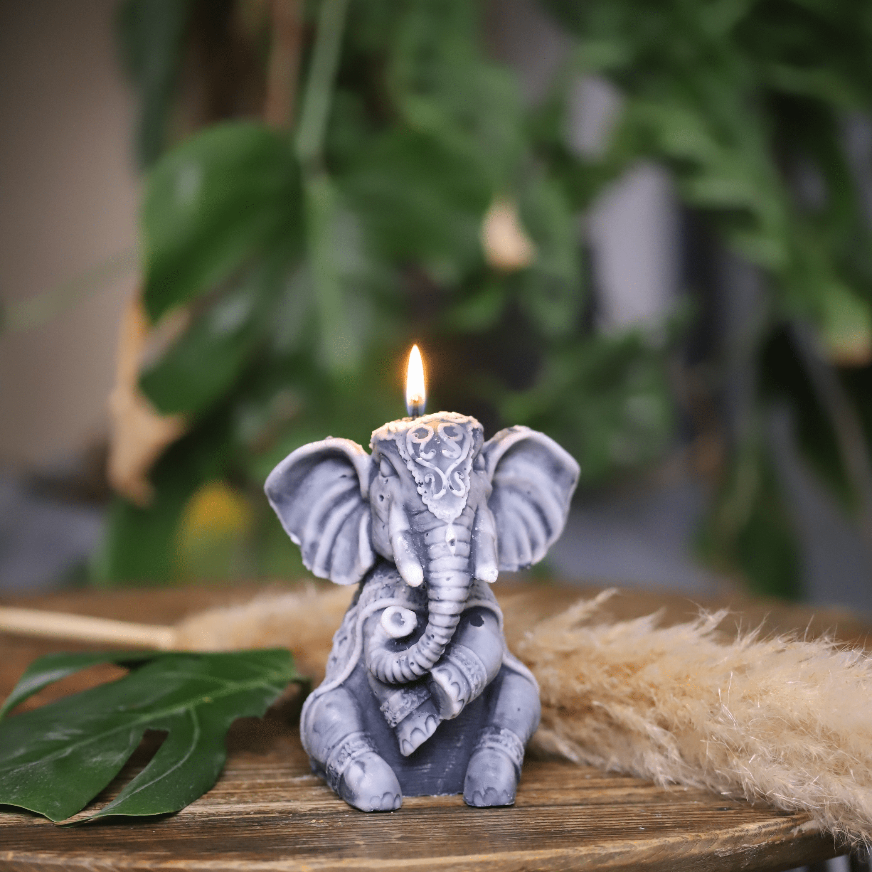 Bougie artisanale en forme d'éléphant, de couleur gris ornée de motifs raffinés. Idéale pour une décoration exotique et chaleureuse, elle séduira les passionnés de pachydermes et d'artisanat.
