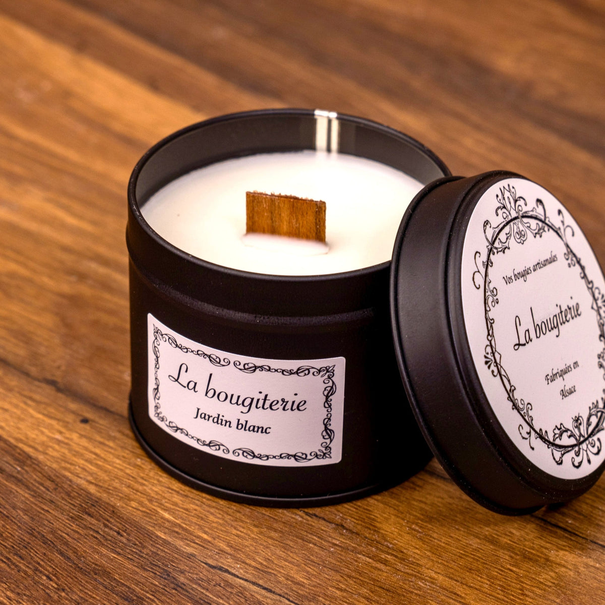 Bougie parfumée Jardin blanc La Bougiterie en boîte métal noire, mèche en bois
