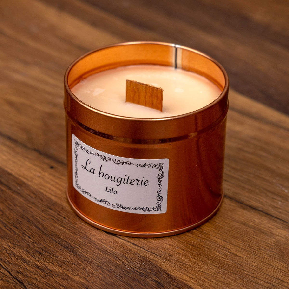 Bougie parfumée Lila La Bougiterie en boîte métal cuivrée, mèche en bois