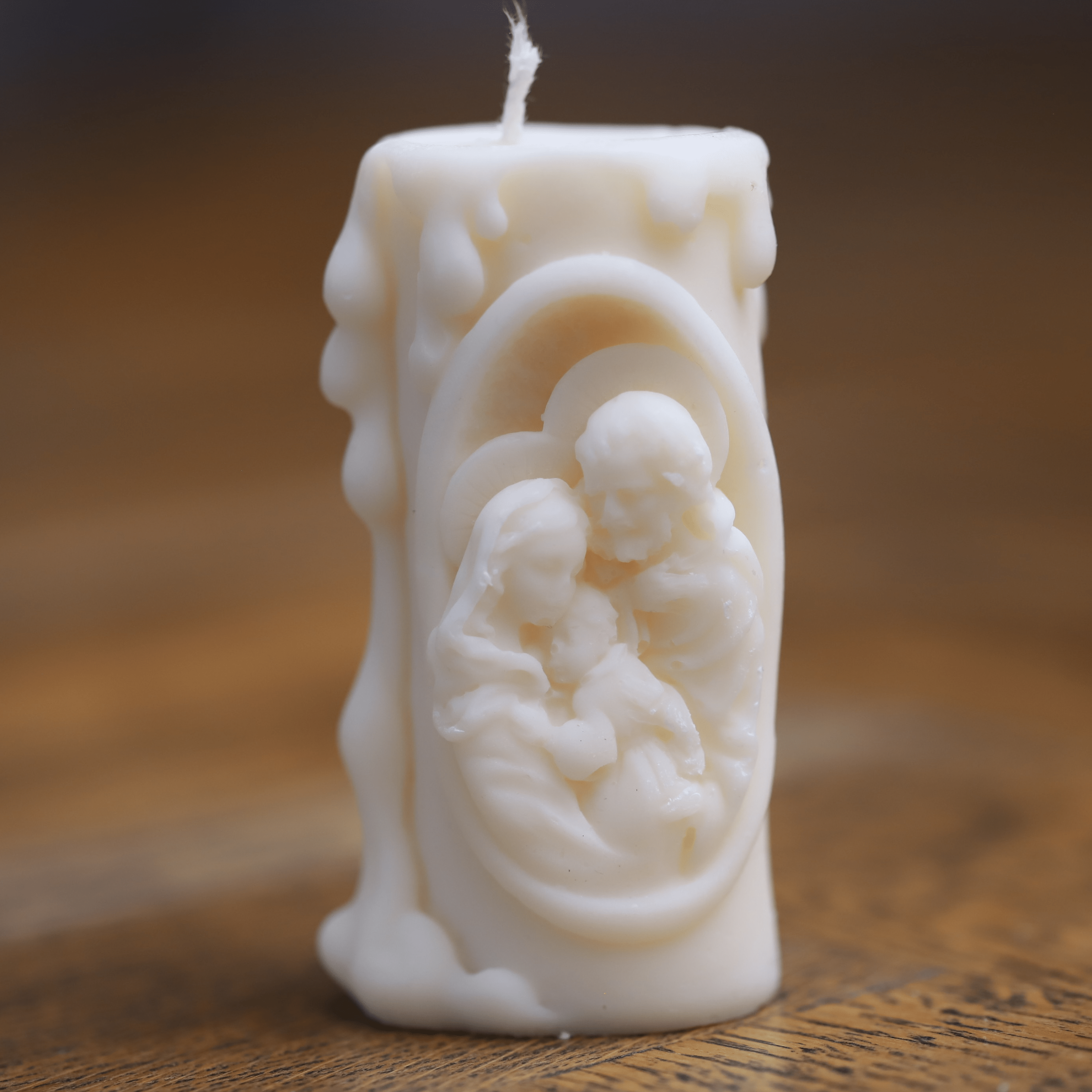 Bougie de prière Famille Sainte, confectionnée artisanalement pour une touche spirituelle chez soi.