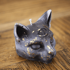 Bougie artisanale en cire naturelle en forme de tête de chat avec un troisième œil et des éclats dorés, parfaite pour une décoration ésotérique et mystique.