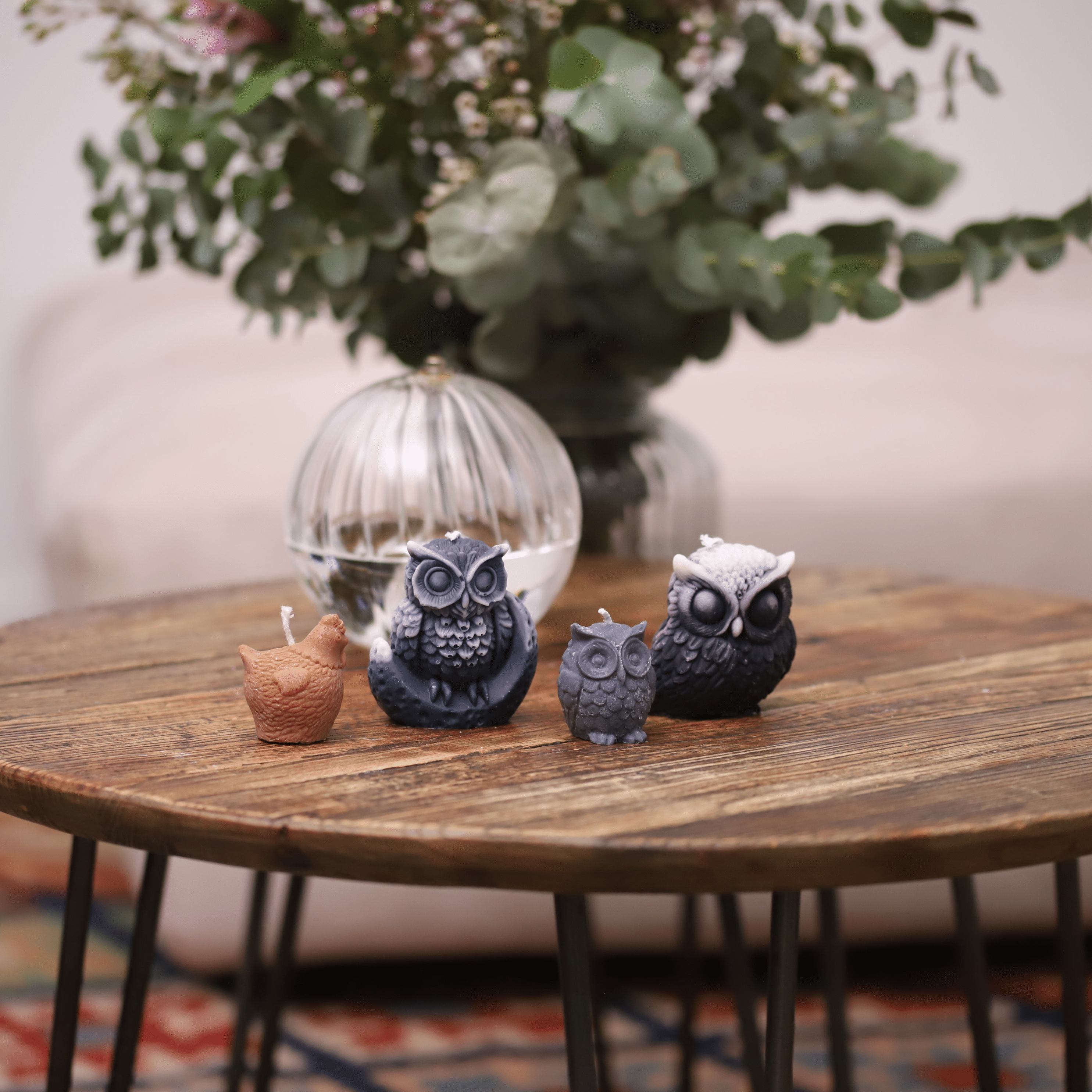 Bougies artisanales en forme de chouettes et de poule, idéales pour une décoration inspirée de la nature et des animaux. Ces créations originales apporteront une touche chaleureuse et authentique à votre intérieur, parfaites pour les passionnés d'ornithologie et de campagne.