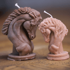 Bougies artisanales en forme de têtes de chevaux, parfaites pour une décoration élégante et idéales pour les passionnés d'équitation et de nature.