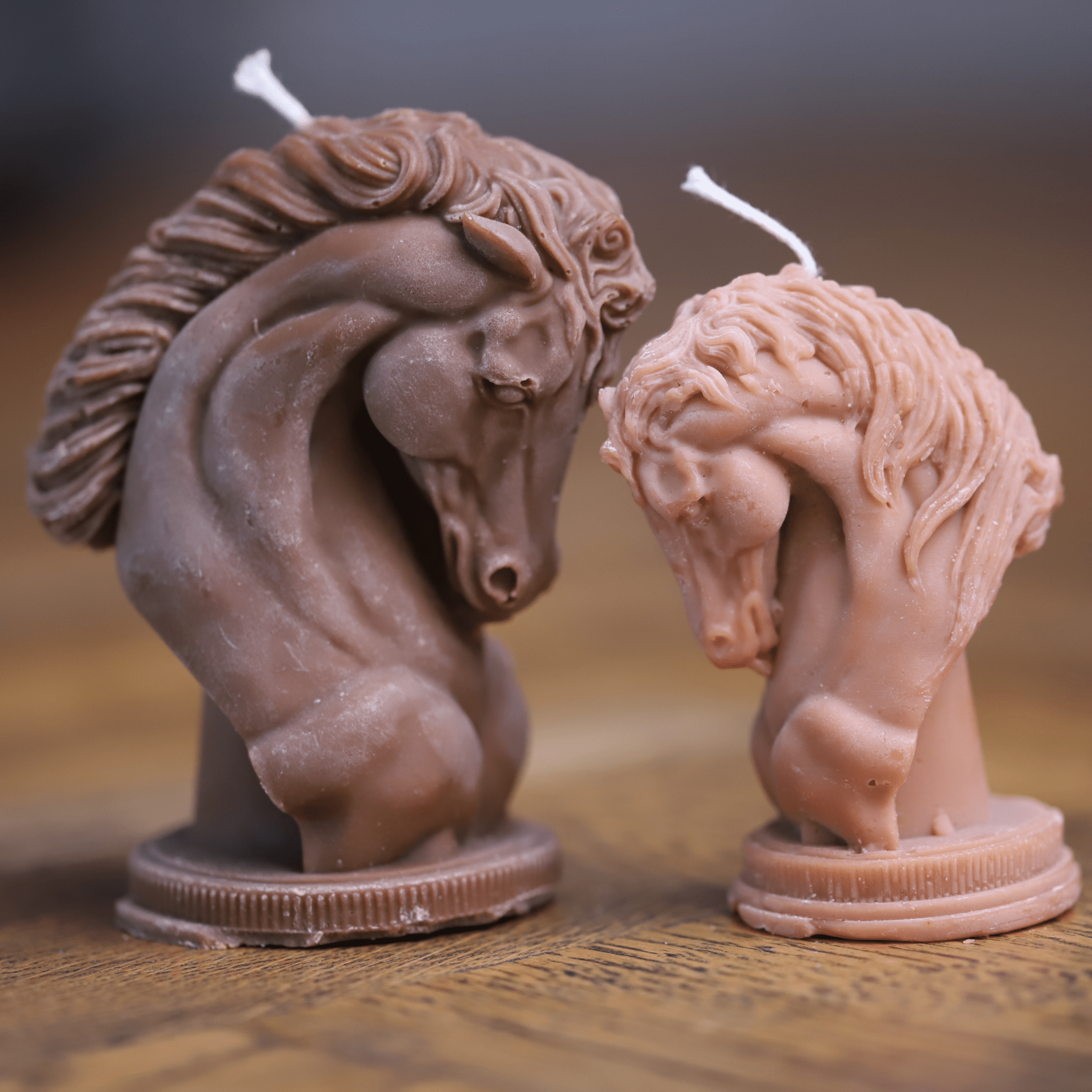 Bougies artisanales en forme de têtes de chevaux, parfaites pour une décoration élégante et idéales pour les passionnés d'équitation et de nature.
