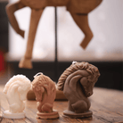 Bougies artisanales en forme de tête de cheval, disponibles en trois coloris élégants : blanc, beige et marron. Parfaites pour une décoration inspirée de l'univers équestre et idéales comme cadeau pour les passionnés d'équitation et les amoureux des animaux.