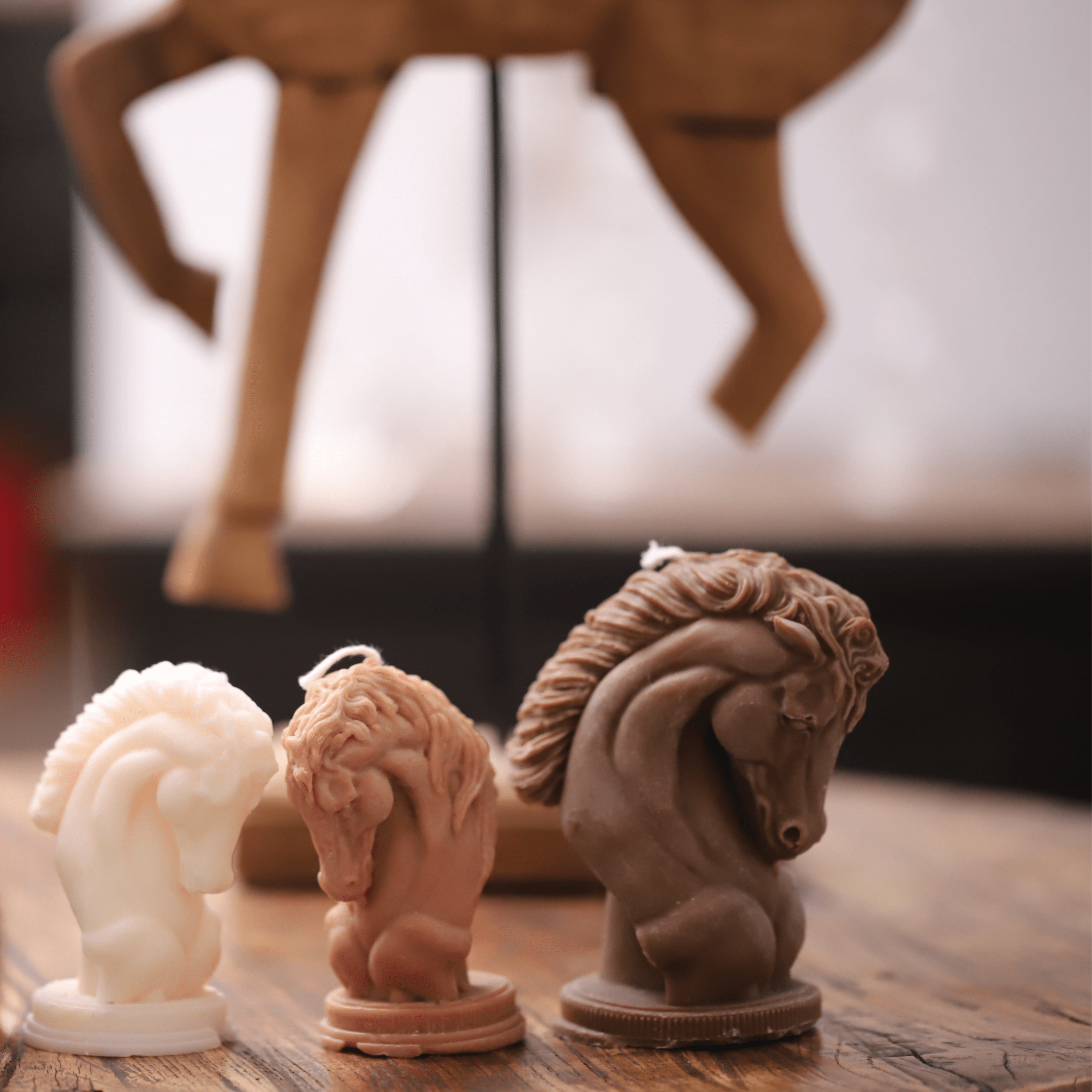 Bougies artisanales en forme de tête de cheval, disponibles en trois coloris élégants : blanc, beige et marron. Parfaites pour une décoration inspirée de l'univers équestre et idéales comme cadeau pour les passionnés d'équitation et les amoureux des animaux.