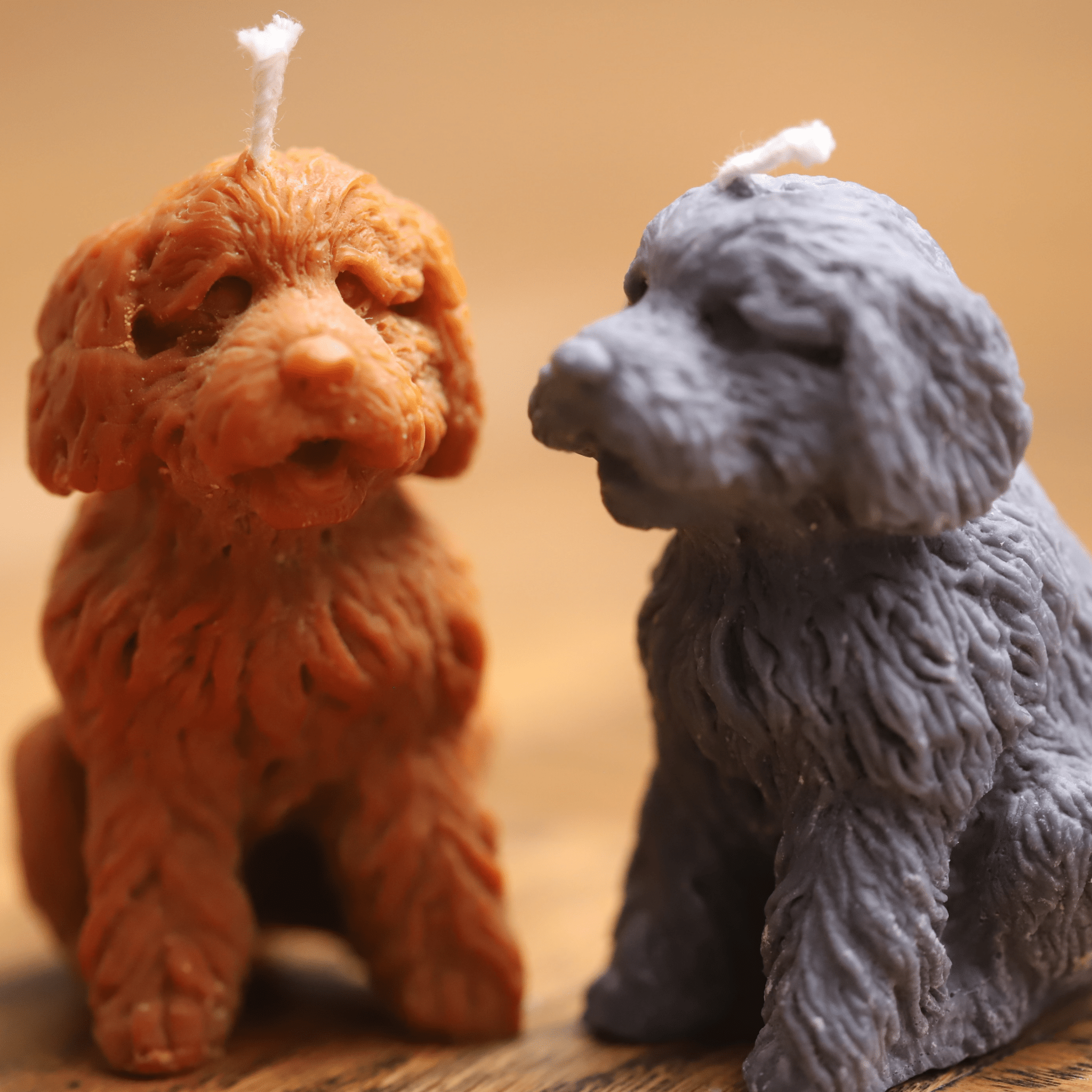 Duo de bougies artisanales en forme de chiens assis, disponibles en deux teintes élégantes : brun et gris. 
Parfaites pour une décoration originale et un cadeau idéal pour les amoureux des animaux.
