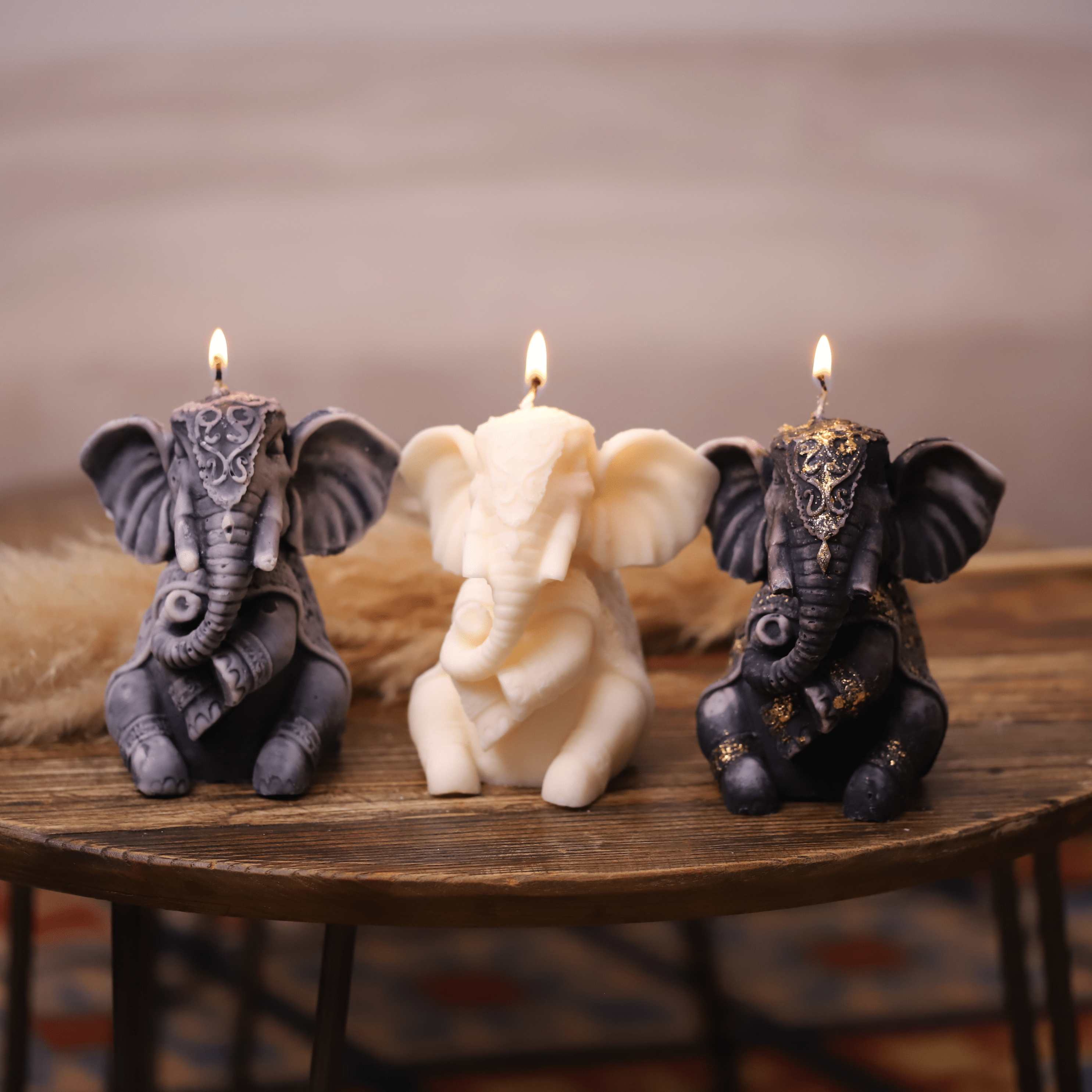 Bougies artisanales en forme d'éléphant, disponibles en trois teintes élégantes : gris, blanc et noir avec des ornements dorés. Elles ajoutent une touche exotique et chaleureuse à votre intérieur, parfaites pour les passionnés de pachydermes et de décoration exotique.