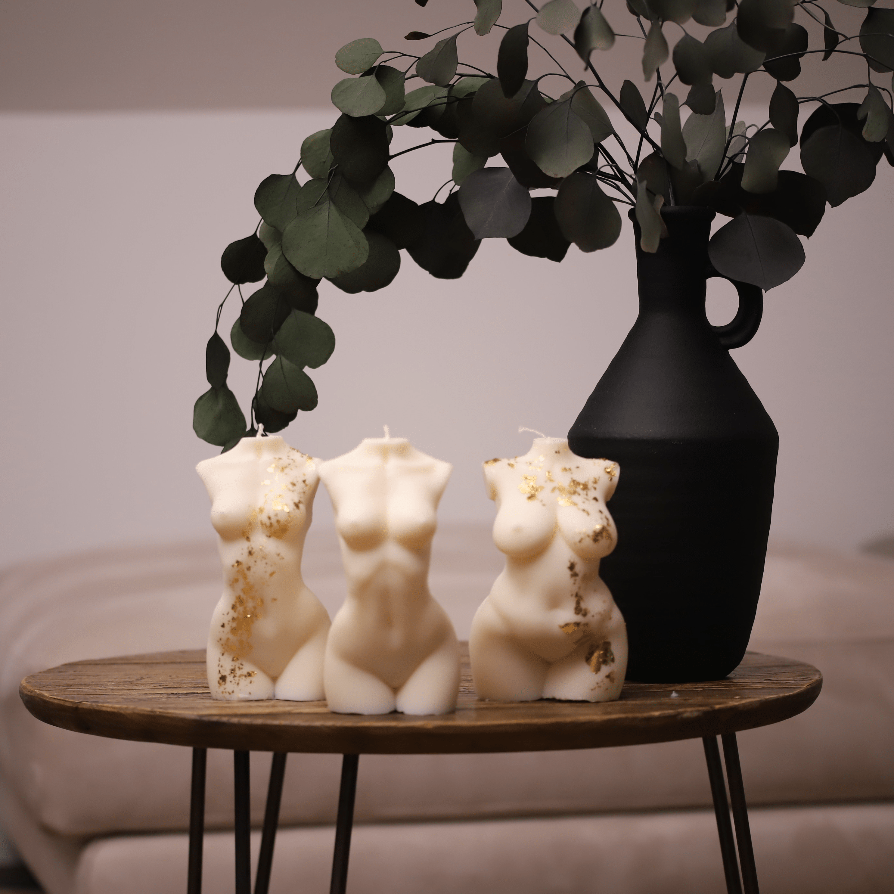 Collection de bougies artisanales en forme de bustes féminins, mettant en valeur la diversité des silhouettes avec des détails raffinés tels que des touches de feuilles d'or. Parfaites pour créer une ambiance élégante et chaleureuse dans tout intérieur.