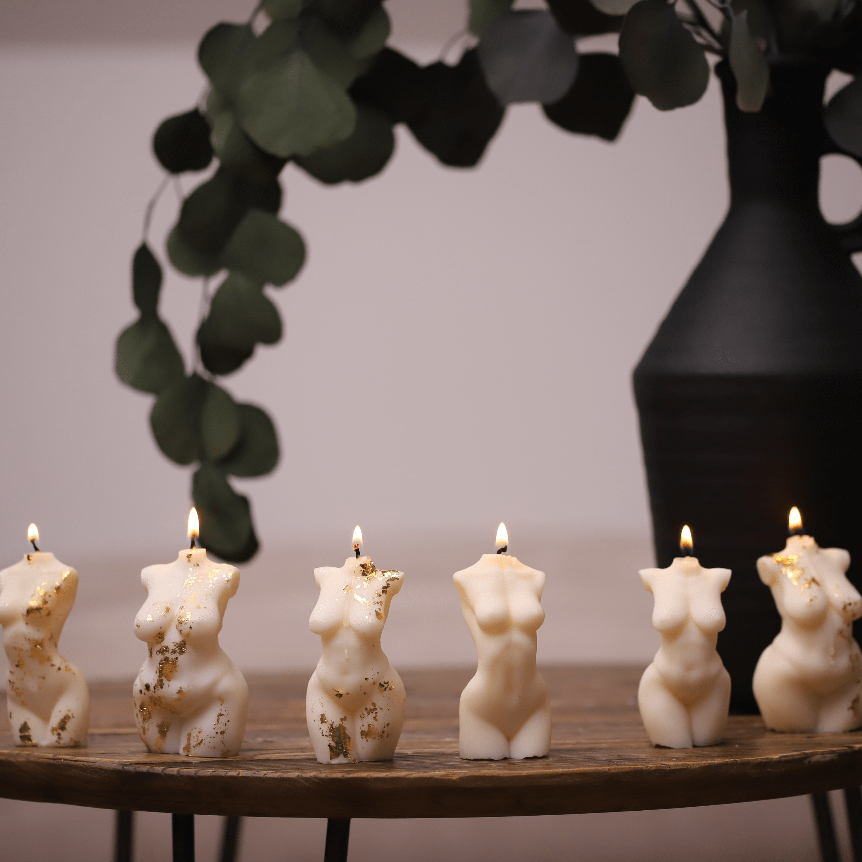 Bougies artisanales en forme de bustes féminins allumées, diffusant une ambiance douce et apaisante. Leurs formes élégantes et raffinées apportent une touche de charme et de chaleur à tout intérieur, créant une atmosphère intime et feutrée.