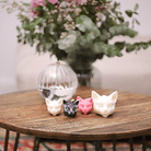 Décoration féline artisanale en cire, fabriquée en Alsace. Ces élégantes bougies en forme de tête de chat, disponibles en plusieurs couleurs (noir, blanc et rose), ajoutent une touche originale et raffinée à tout intérieur. Chaque pièce est soigneusement réalisée à la main, mettant en avant le savoir-faire artisanal alsacien.