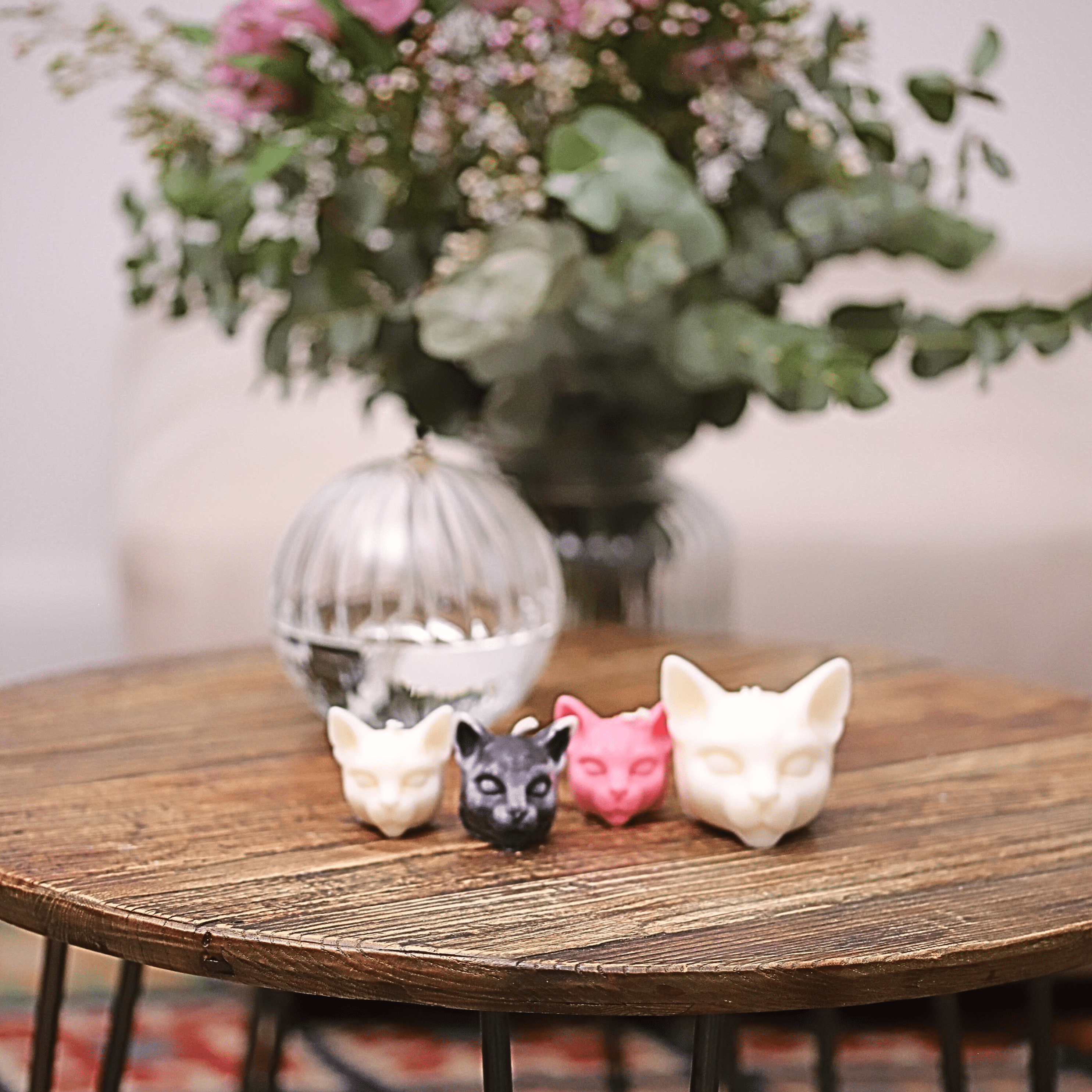 Décoration féline artisanale en cire, fabriquée en Alsace. Ces élégantes bougies en forme de tête de chat, disponibles en plusieurs couleurs (noir, blanc et rose), ajoutent une touche originale et raffinée à tout intérieur. Chaque pièce est soigneusement réalisée à la main, mettant en avant le savoir-faire artisanal alsacien.