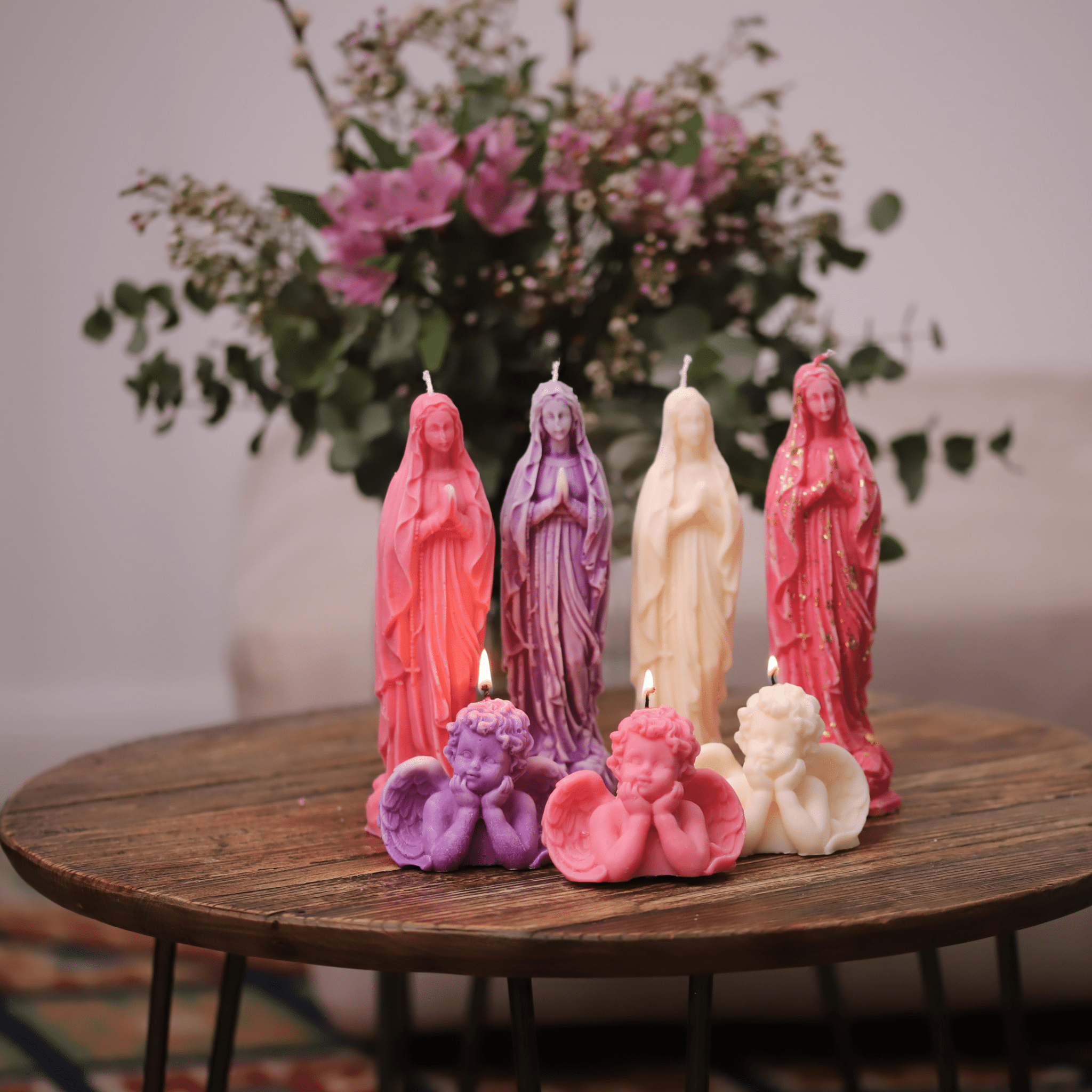 Bougies de prière religieuses avec  des anges et laVierge Marie, créant une ambiance spirituelle et paisible.