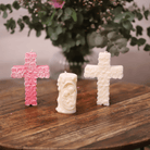 Ensemble de bougies artisanales religieuses en forme de croix et de Sainte Famille, parfait pour une décoration spirituelle et apaisante.