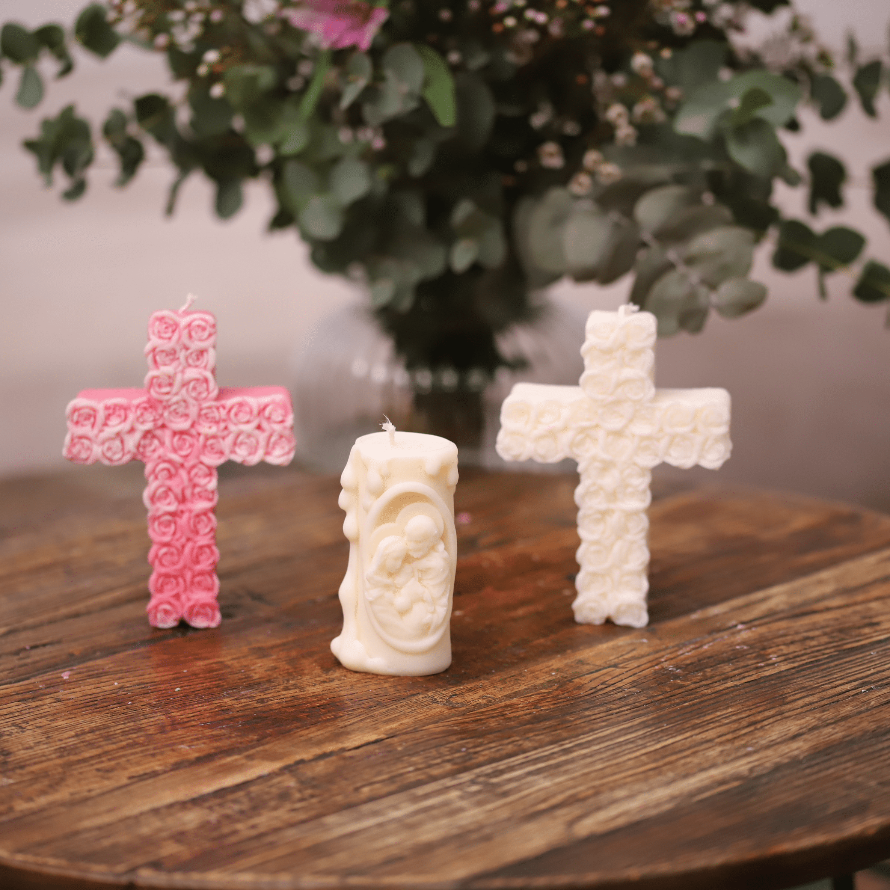 Ensemble de bougies artisanales religieuses en forme de croix et de Sainte Famille, parfait pour une décoration spirituelle et apaisante.