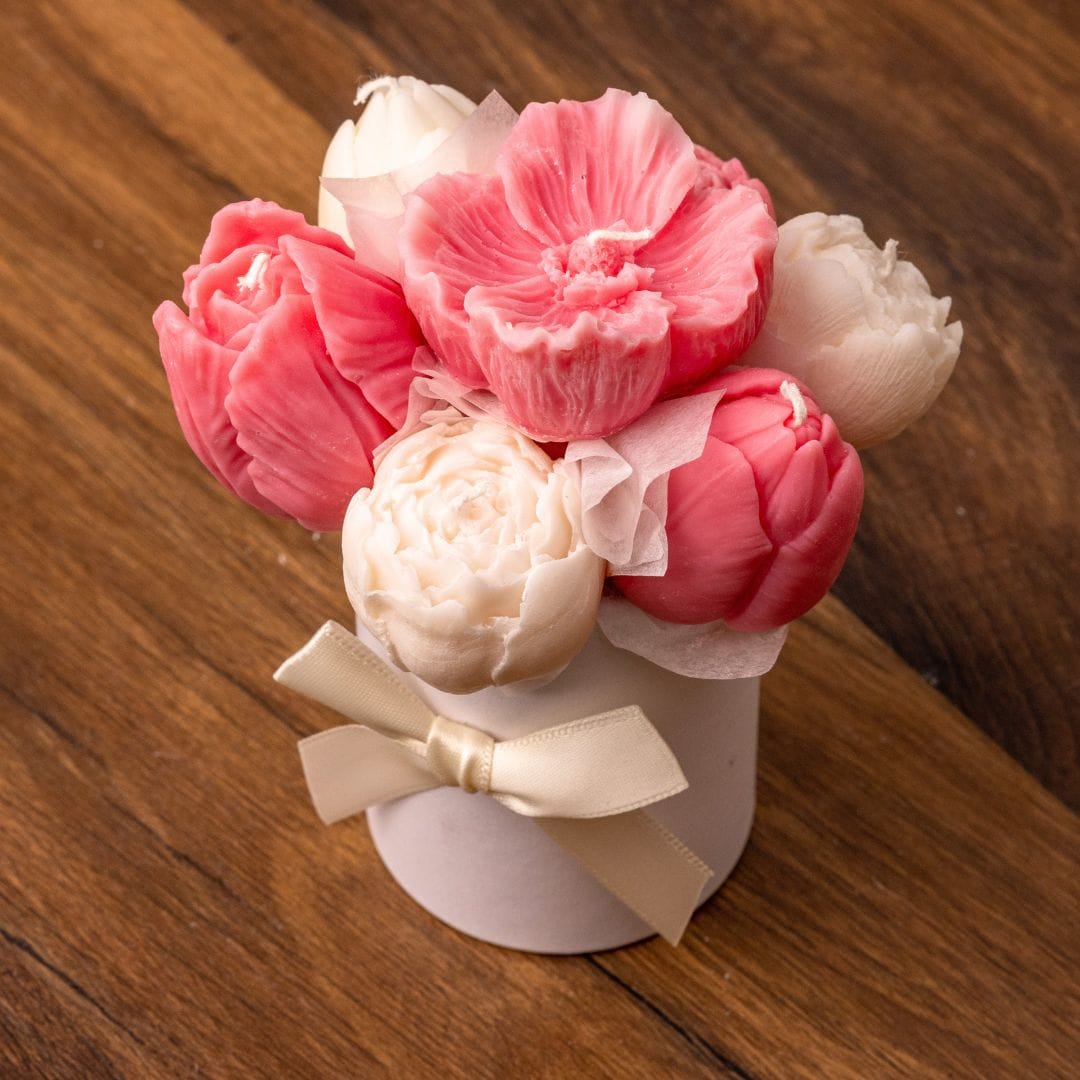 Bougie bouquet mix rose et blanc : tulipes, pivoines et fleur, pot blanc et ruban crème