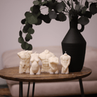 Bougies artisanales en forme de bustes féminins et masculins, soigneusement sculptées pour représenter la beauté du corps humain. Certains modèles sont sublimés par des feuilles d'or, ajoutant une touche d'élégance et de raffinement. Idéales pour une décoration intérieure artistique ou comme cadeau original.
