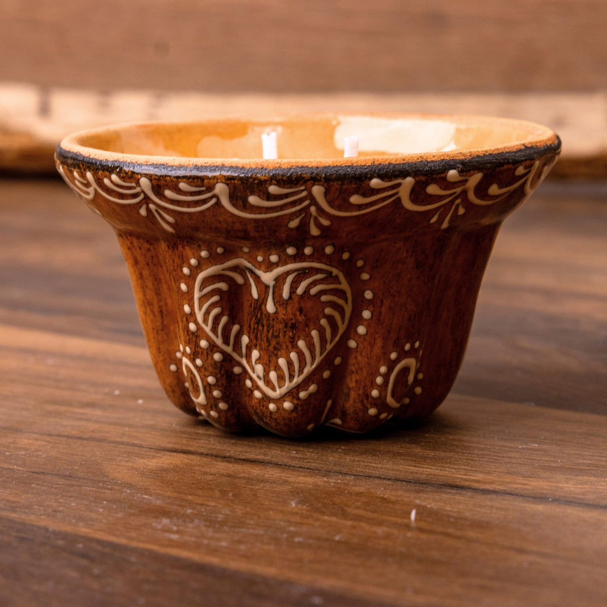 Bougie kougelhopf motif cœur marron en poterie de Soufflenheim, La Bougiterie