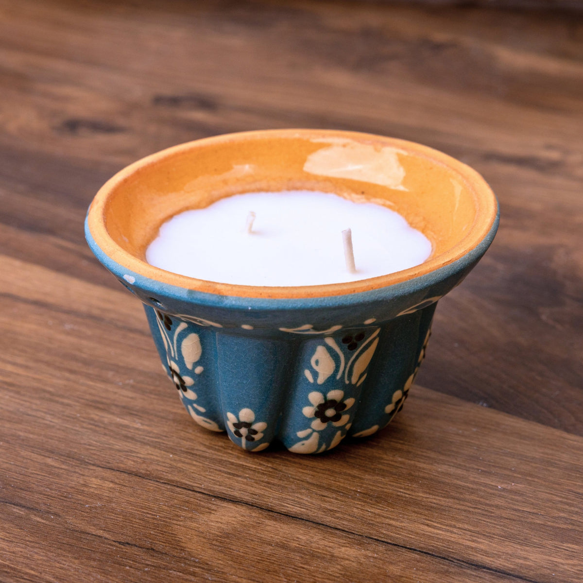 Bougie kougelhopf motif fleur turquoise en poterie de Soufflenheim, La Bougiterie