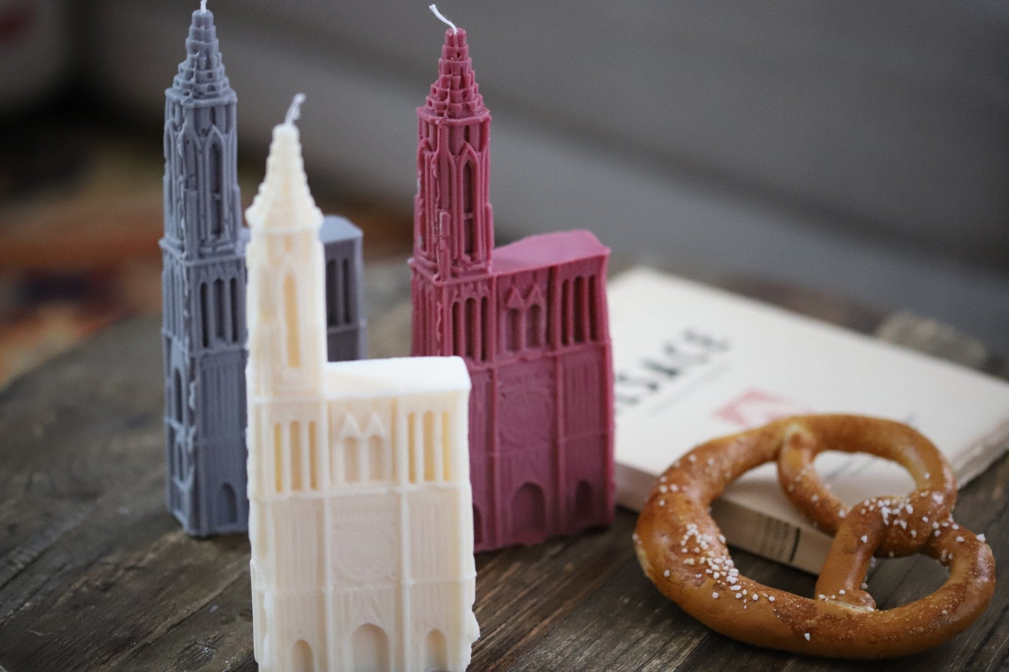 Bougies artisanales en cire représentant la cathédrale de Strasbourg, parfaites comme souvenir d'Alsace ou décoration originale.