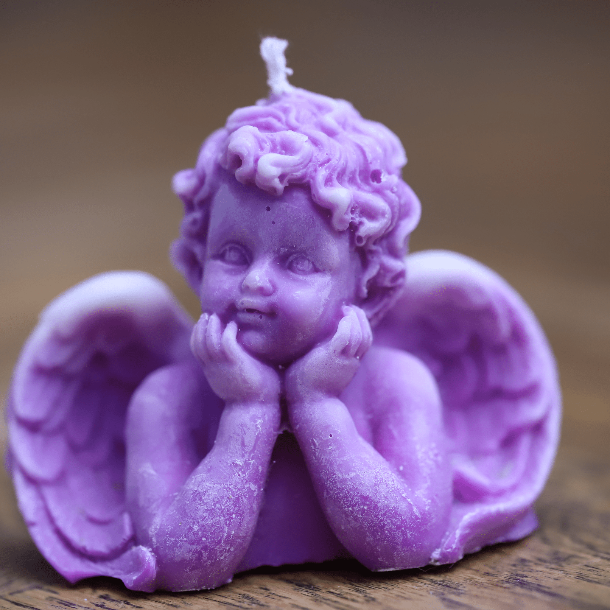 Bougie spirituelle représentant un ange, artisanat religieux dédié à la protection et à la sérénité.