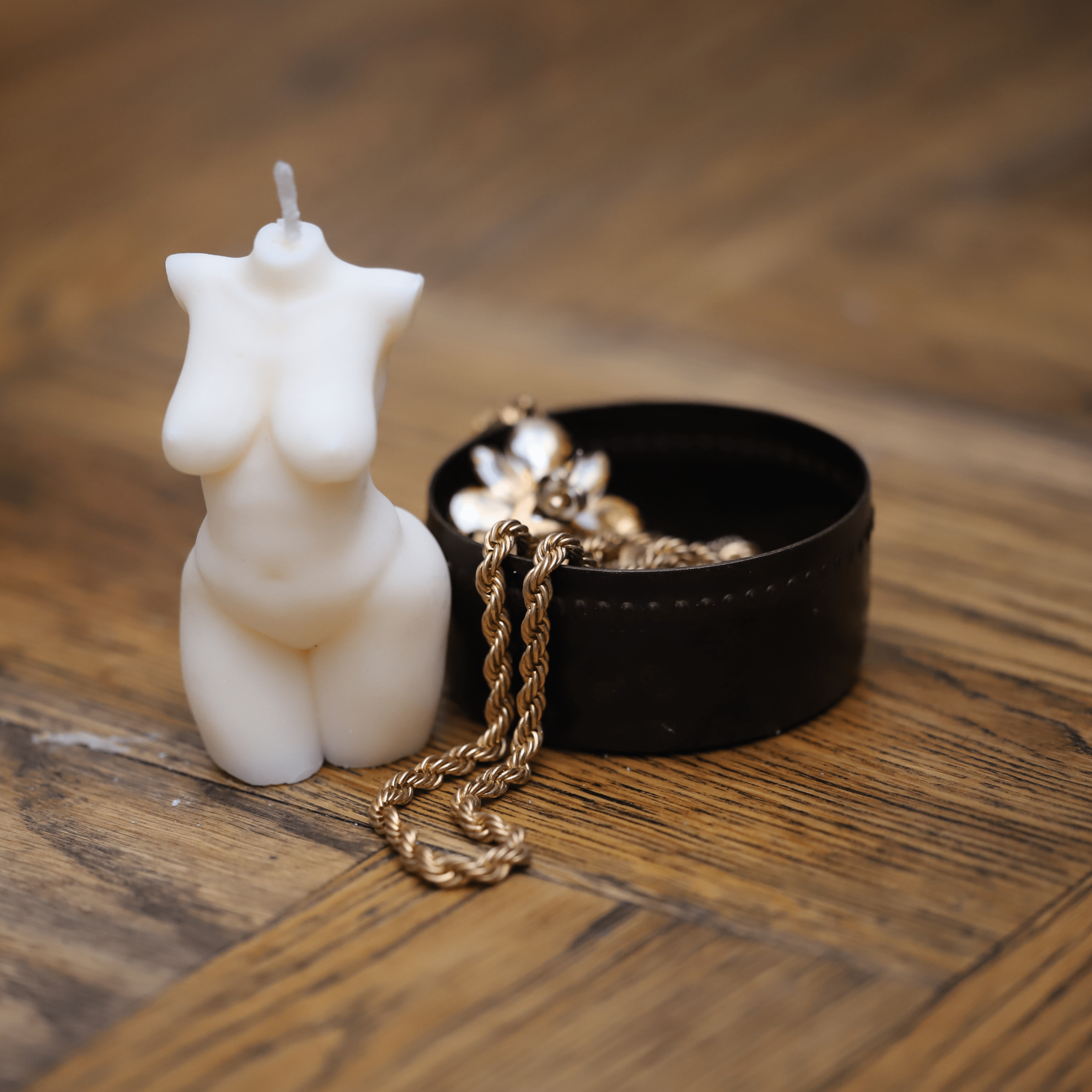 Bougie artisanale en forme de buste féminin miniature, mettant en valeur l'élégance et la voluptée du corps. Cette bougie est idéale pour une décoration raffinée ou comme idée cadeau originale."
