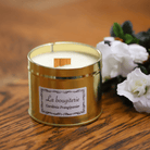 Bougie artisanale en cire naturelle parfum gardénia frangipanier avec mèche en bois crépitante.