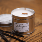 Bougie artisanale en cire naturelle au parfum gourmand et réconfortant de vanille, avec une mèche en bois qui crépite délicatement à la combustion.
