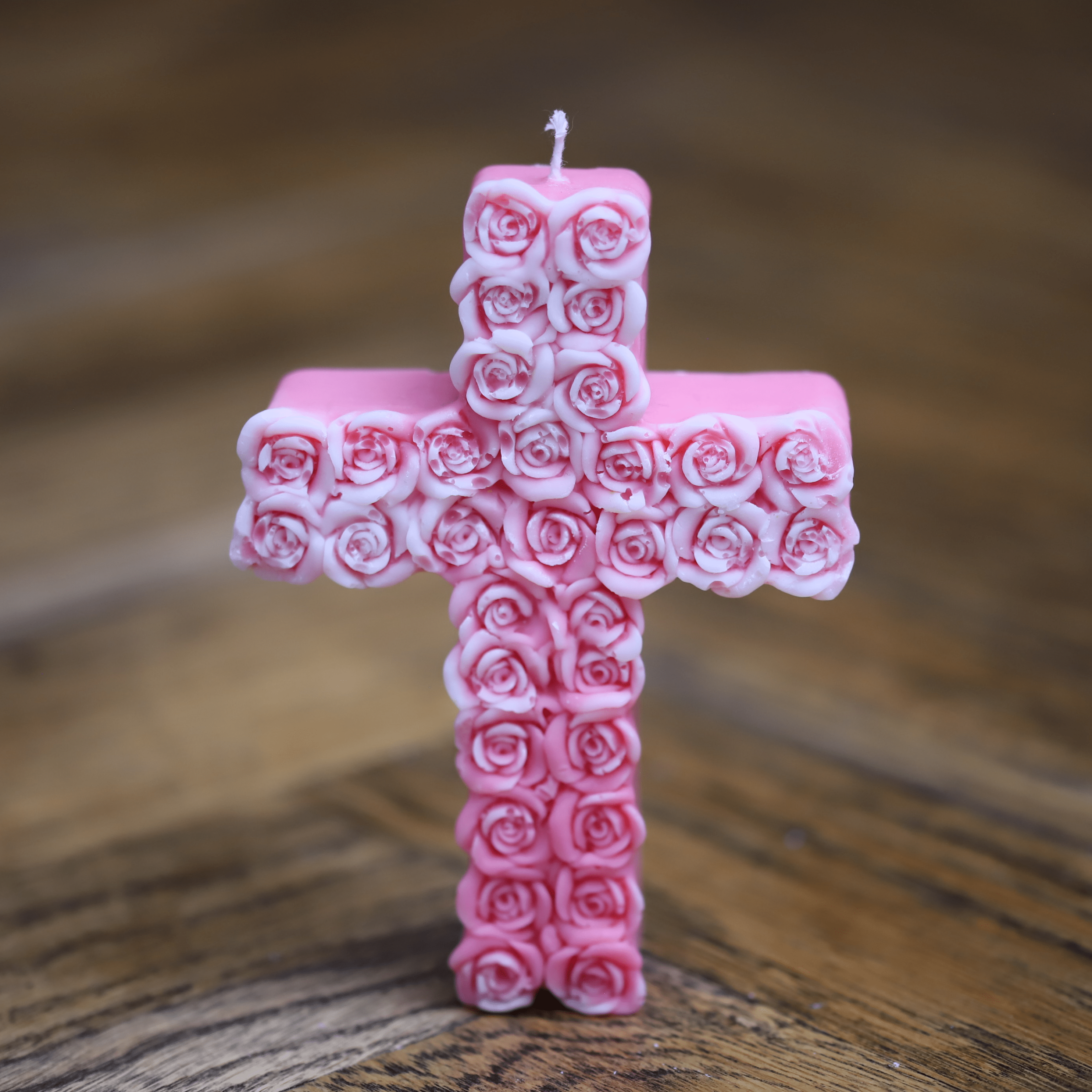 Bougie artisanale en forme de croix ornée de roses, symbolisant la foi et la spiritualité. Fabriquée avec soin, cette bougie religieuse est parfaite pour une décoration sacrée ou comme cadeau spirituel. Idéale pour créer une ambiance apaisante et empreinte de recueillement.