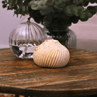 Bougie boule torsadée en cire naturelle avec éclats dorés, idéale pour une décoration chic et raffinée