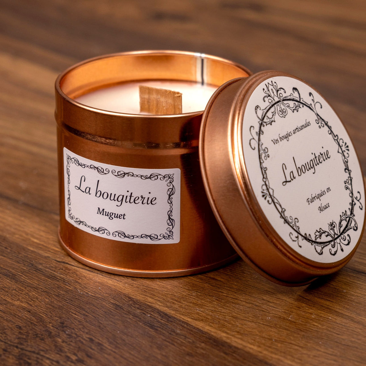 Bougie parfumée Muguet La Bougiterie en boîte métal cuivrée, mèche en bois
