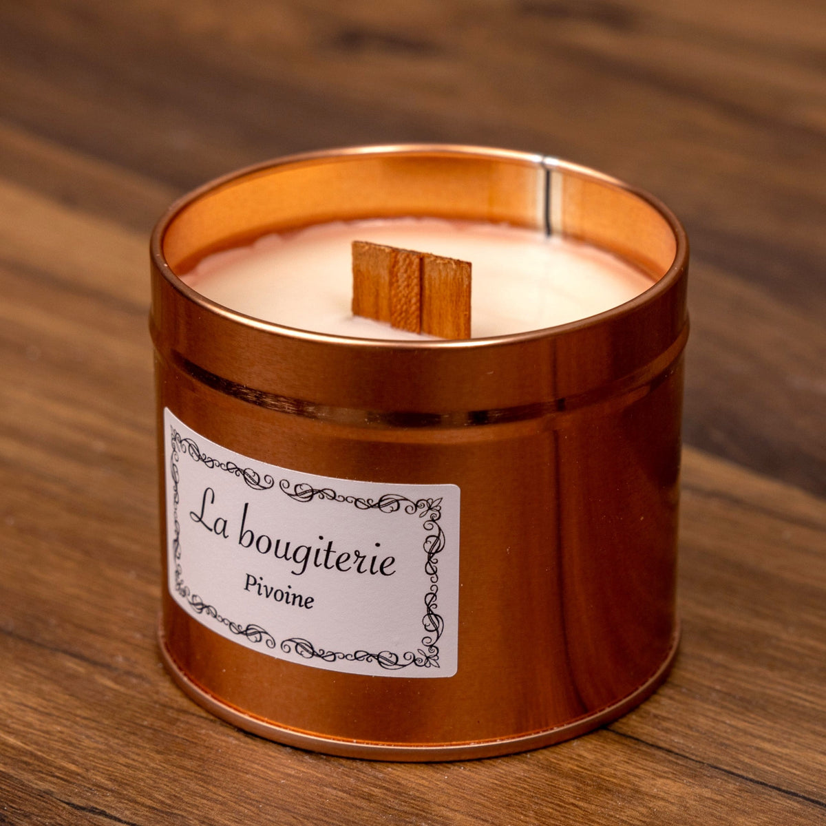 Bougie parfumée Pivoine La Bougiterie en boîte métal cuivrée, mèche en bois