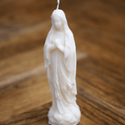 bougie spirituelle représentant la vierge marie, artisanat religieux dédié à la dévotion.