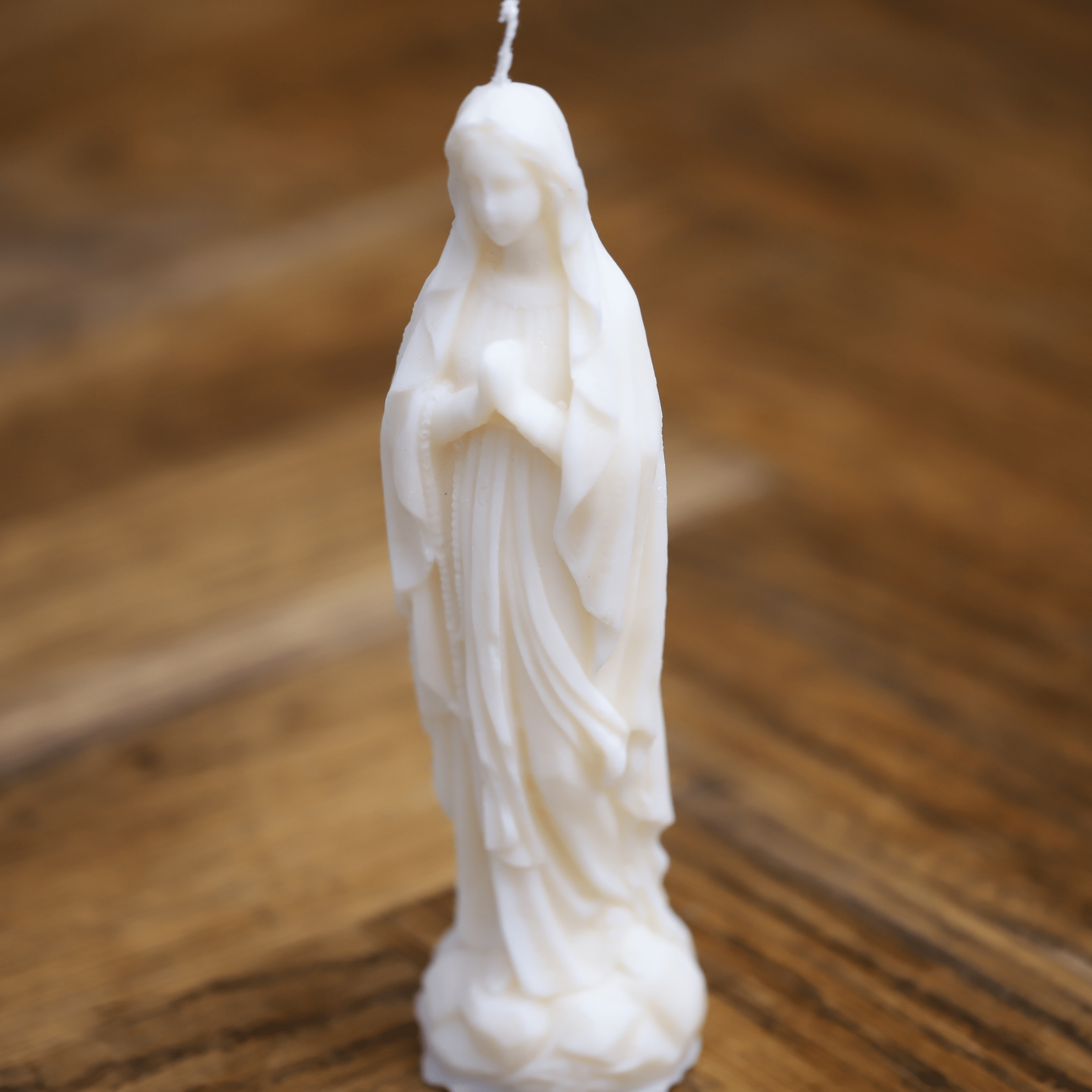 bougie spirituelle représentant la vierge marie, artisanat religieux dédié à la dévotion.