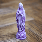 Bougie artisanale représentant la Vierge Marie.