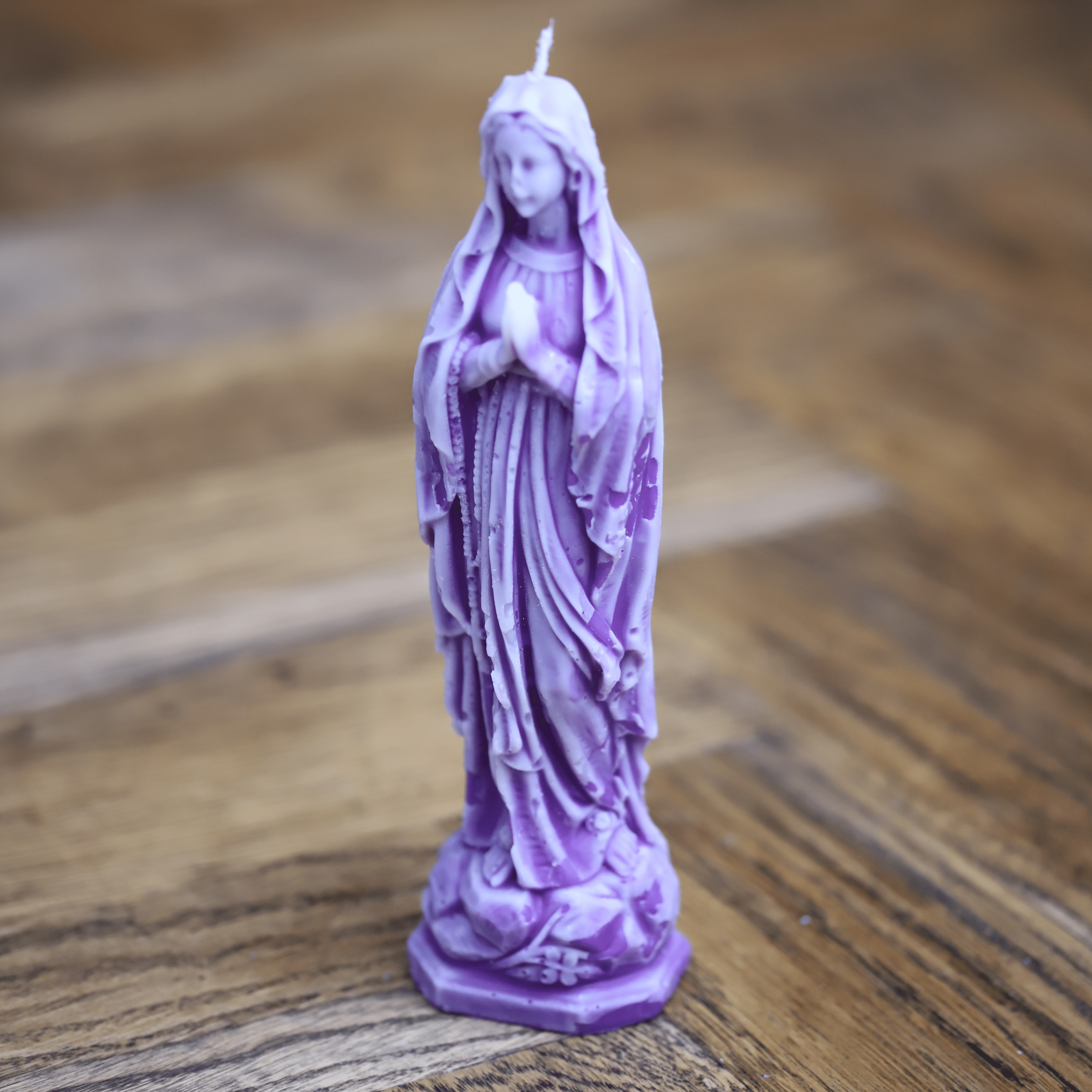 Bougie artisanale représentant la Vierge Marie.