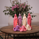 Bougies de prière religieuses avec  des anges et laVierge Marie, créant une ambiance spirituelle et paisible.