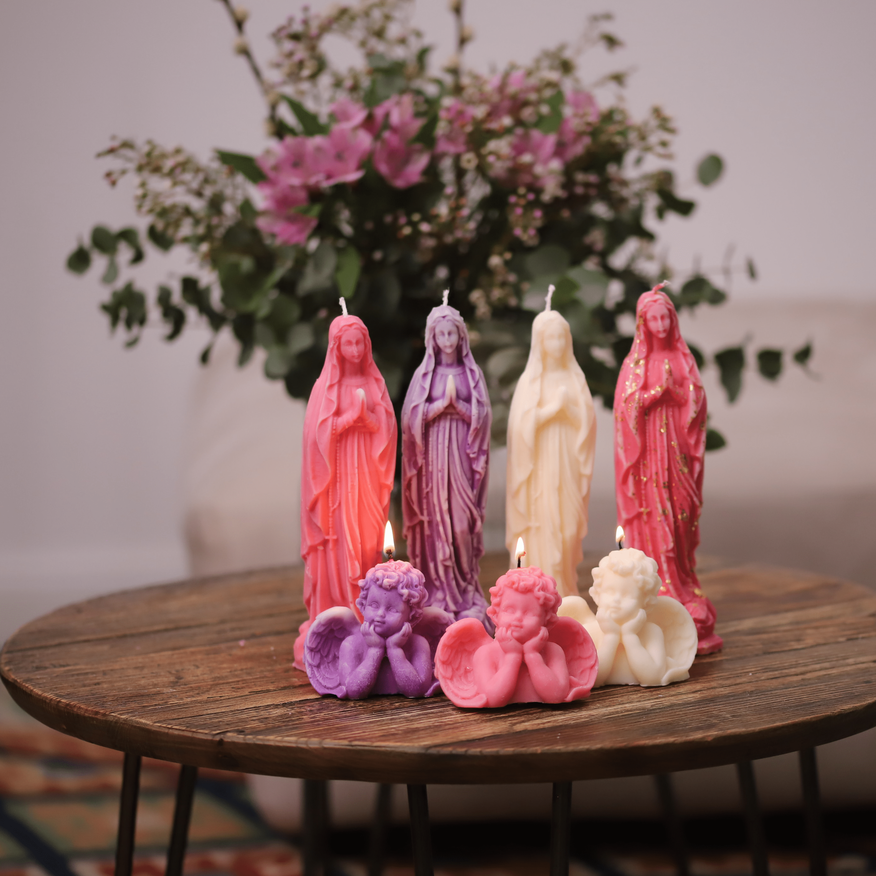 Bougies de prière religieuses avec  des anges et laVierge Marie, créant une ambiance spirituelle et paisible.