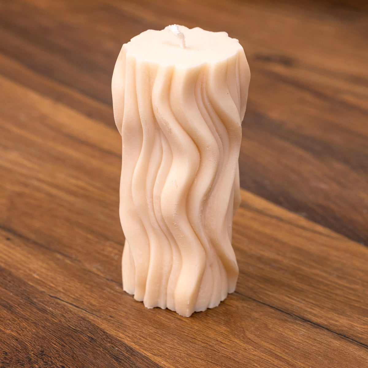 Bougie cylindre vagues, bougie pilier design aux reliefs ondulés